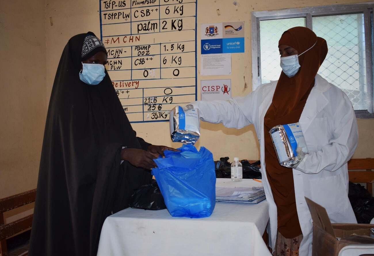 Nos Actualités 28 beneficiary ii- shot 1- fadumo receiving food ration at shibis health centredsc_0478 copy.17ff9124ae6362b6afa84ba5c261ce10.jpg
